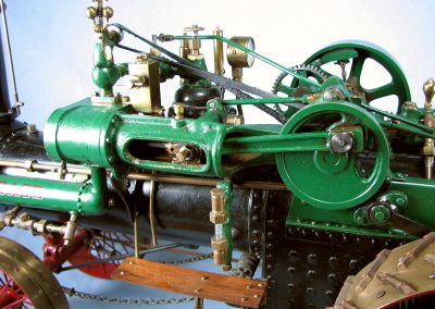 Detailed view of the traction engine.