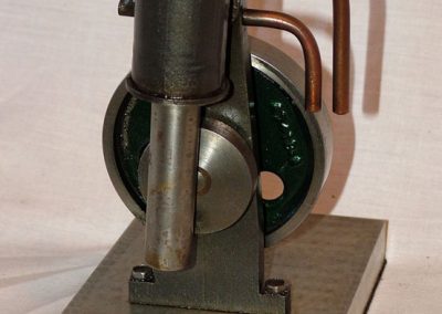 Clarry's simple vertical oscillating engine.