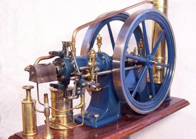 A horizontal hot-bulb engine built by Find.