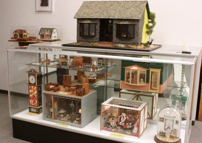 Several Haring dollhouses on display at the Craftsmanship Museum.
