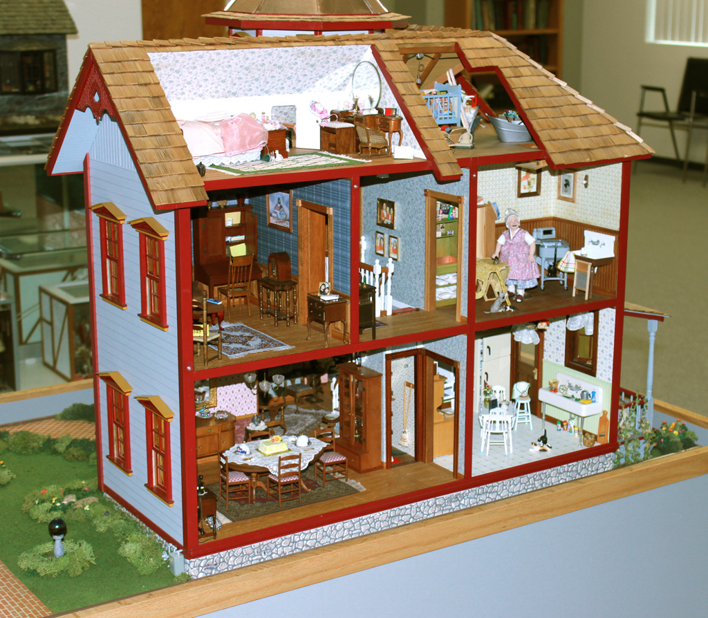 A look at the cutaway diorama side of the dollhouse. 