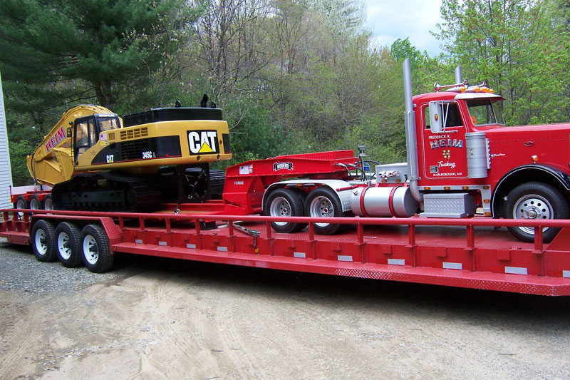 Another look at Fred's scale excavator loaded onto his scale Peterbilt.