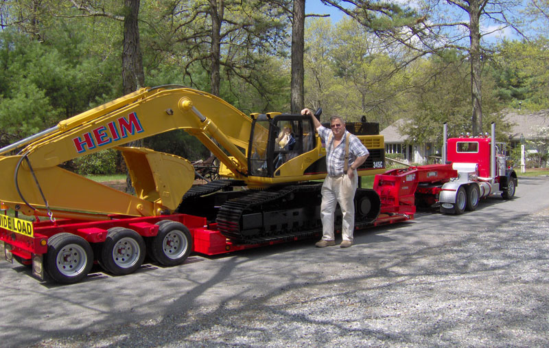 Here Fred's 1/2 scale Cat excavator is loaded onto his 1/2 scale Peterbilt with trailer. 