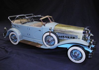 A side view of the scale Duesenberg.