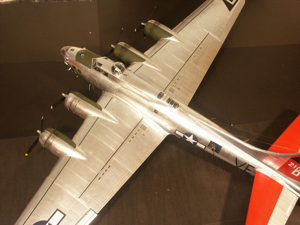 Guillermo's 1/15 scale model Boeing B-17 Flying Fortress.