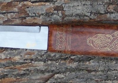 The wood for this knife is amboyna, and it has 24 K gold wire inlay.