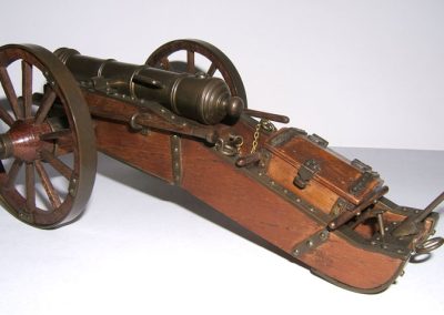 A rear view of the French cannon.