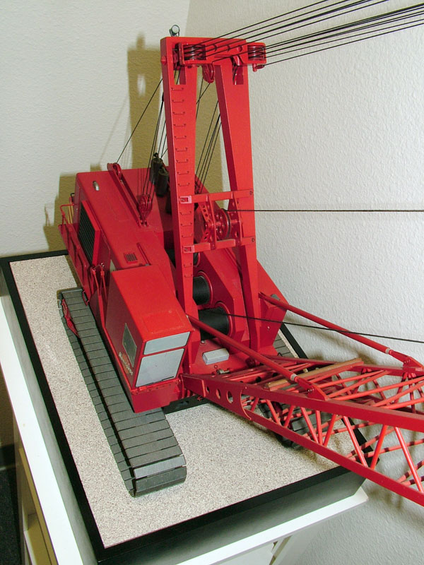 A front view of the scale crane and mast. 