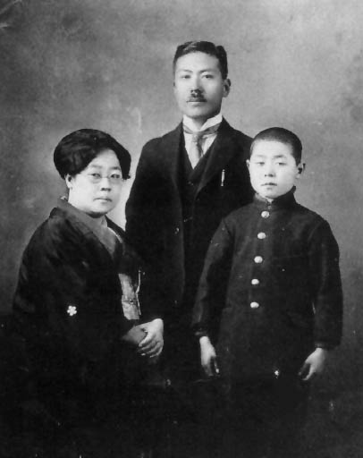 Shigeo Ogawa as a young boy with his parents.