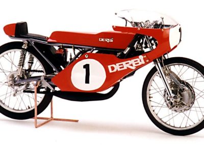 Pere finished this 1/5 scale model of a Derbi 50 RAN motorcycle in 2000.