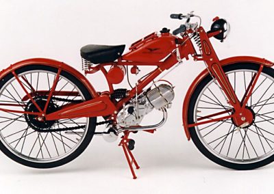 Pere built this 1/6 scale Guzzi 65 model in 1998.