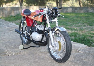 Pere completed his 1/5 scale AJR Bultaco TSS 350 in 2015.
