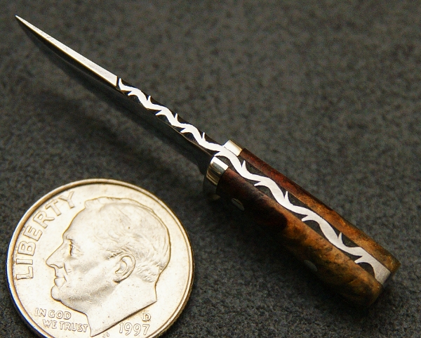 An overhead view of a different fixed knife.