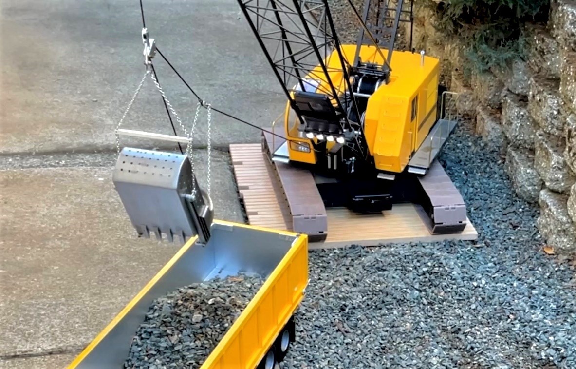 The 1/12 scale P&H crane in dragline configuration.