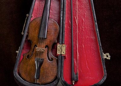 Antonio's finished miniature violin, bow, and case.